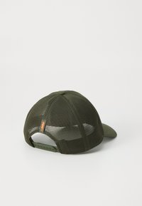 Cappello verde oliva con materiale a rete, visiera curvata e chiusura snapback regolabile. Caratterizzato da un piccolo logo arancione sul lato.