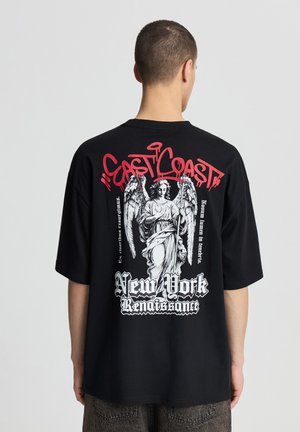 Czarny, oversize'owy t-shirt z dużym nadrukiem przedstawiającym anioła oraz tekstem "East Coast" w czerwonym kolorze, "New York" w białym oraz dekoracyjnymi akcentami.