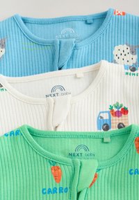 Tres camisetas de bebé con canalé en azul, blanco y verde con estampados de animales y verduras y botones en el cuello.