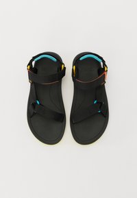 Sorte sandaler med justerbare stropper, teksturert såle og livlige blå, gule og oransje aksenter. Lett design for komfort.