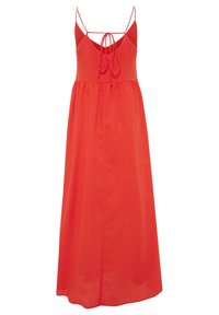 Robe maxi rouge sans manches avec fines bretelles et détail noué à l'avant, présentant une taille froncée et un tissu léger texturé.