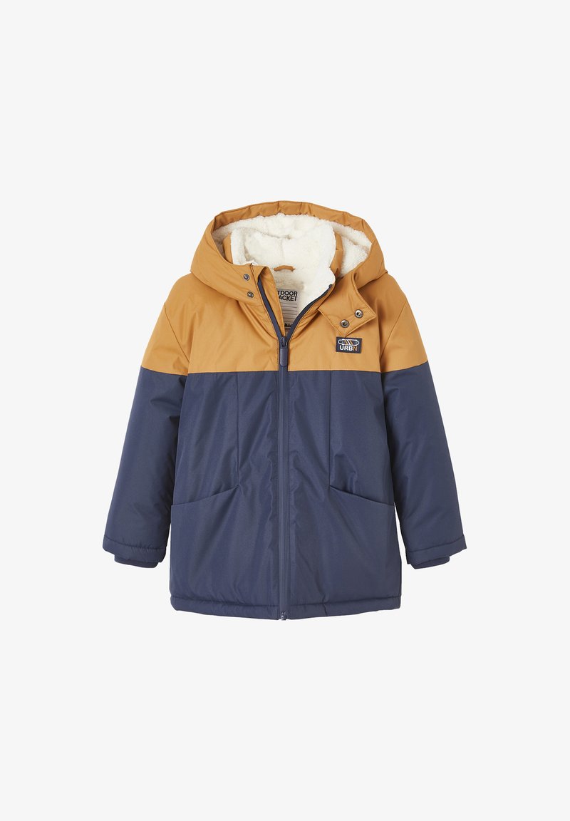 Kinder Winterjacke mit Kapuze, navyblauem unteren Bereich, braunem oberen Bereich, vorderem Reißverschluss, Taschen und weißem Fleece-Futter in der Kapuze.