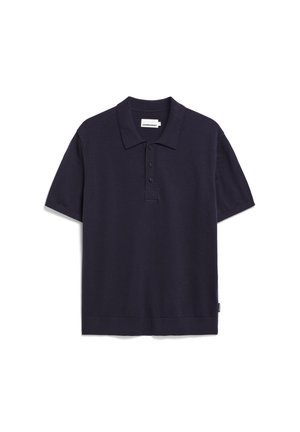 Marineblauwe gebreide polo met korte mouwen, een standaard kraag en een knoopsluiting met drie knopen. Zachte textuur, minimalistisch ontwerp.