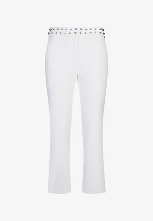 Fehér, rövidített nadrág egyenes szárú, derékpántja két sor ezüst szegeccsel díszítve.