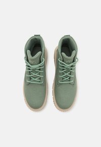 Stivali alla caviglia in tessuto verde con lacci abbinati, punta rotonda, colletto imbottito e suola in gomma beige. Design semplice senza motivi visibili.