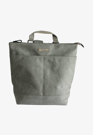 Borsa tote in tela grigia con manici superiori, una tasca frontale e una placca metallica goffrata con logo. Texture liscia e forma strutturata.