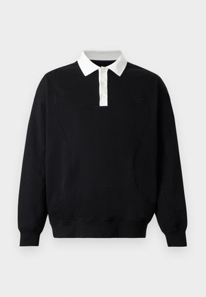 Μαύρο φούτερ με μακριά μανίκια, λευκό γιακά πόλο με τρία κουμπιά και διακριτικές καμπυλωτές ραφές στο μπροστινό μέρος.