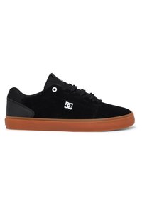 Schwarze Wildleder-Sneaker im Low-Top-Design mit Gummisohle, ausgestattet mit schwarzen Mesh-Einsätzen, schwarzen Schnürsenkeln und einem weißen Logo an der Seite.