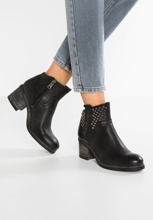 Botki kowbojki i motocyklowe