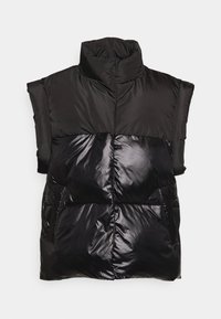 Czarna bezrękawnikowa kamizelka puchowa z wysokim kołnierzem i błyszczącymi dolnymi panelami, z dwoma bocznymi kieszeniami na tle gładkiego białego tła.