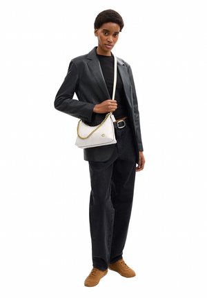 COACH, JULIET SHOULDER BAG 25 WITH QUILTING - Kabelka - b chalk