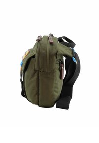Borsa a spalla verde oliva realizzata in tessuto, con diversi scomparti con zip, dettagli in pelle marrone e una tracolla nera regolabile.