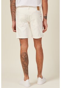BONOBO Jeans UMWELTFREUNDLICHE BERMUDA - Shorts - ecru