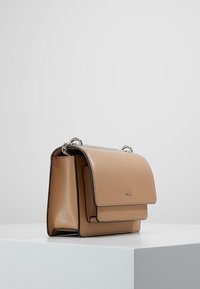 DKNY Axelremsväska - nude