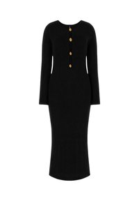 Sort ribstrikket kjole med lange ærmer, rund halsudskæring og fem gyldne knapper foran. Den figursyede model smalner af til en midi-længde.