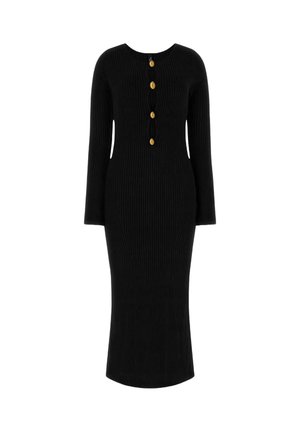 Robe noire côtelée à manches longues, col rond, avec cinq boutons dorés sur le devant. La coupe ajustée s'amincit jusqu'à une longueur midi.