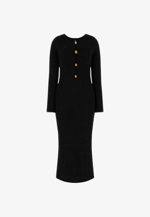 Robe noire côtelée à manches longues, col rond, avec cinq boutons dorés sur le devant. La coupe ajustée s'amincit jusqu'à une longueur midi.