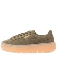 Sneakers in suede verde oliva con finitura texture, dotati di una suola in gomma traslucida color pesca e un sottile branding dorato sui lati.