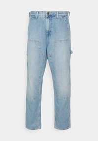 Pantalones cargo de mezclilla azul claro con un ajuste relajado, que cuentan con múltiples bolsillos parche y un sutil desgaste. Piernas rectas con una pretina estándar.