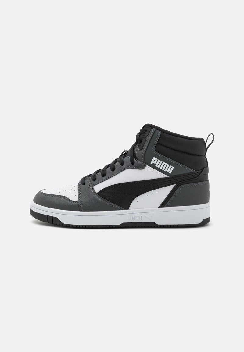 Hoge sneakers in zwart, grijs en wit leer. Geperforeerde neus, gevoerde kraag en contrasterend logo aan de zijkant. Vlakke rubberen zool.