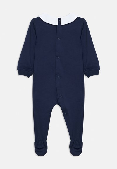 Σκούρο μπλε βρεφικό φορμάκι με λευκή γιακά Peter Pan, κουμπιά κλιπ στο μπροστινό μέρος, μακριά μανίκια και καλυμμένα πόδια.