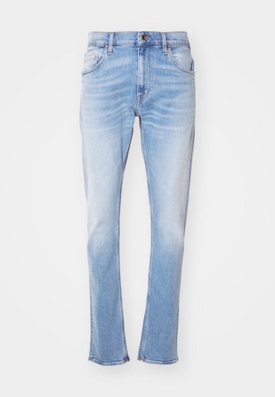 Svetlo modré džínsy vyrobené z denimu, s rovnými nohavicami, jemným vyblednutím, piatimi vreckami a gombíkovým zapínaním. Žiadne viditeľné vzory ani ozdoby.