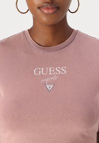 Guess Originals GO VINTAGE BAKER  - Camiseta estampada - twilight lavender