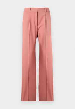 Calças largas rosa, feitas de um material suave, com pregas frontais, uma cintura alta e um corte limpo sem bolsos visíveis.