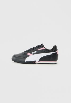 Sneaker nera Puma con striscia bianca e dettagli rosa, design a profilo basso, chiusura con lacci e suola a trama.