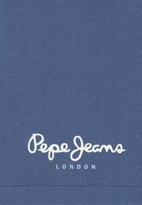Modrá bavlněná tričko s bílým logem "Pepe Jeans LONDON" ve spodní části, hladká textura a krátké rukávy.