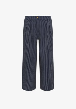 Pantalones recortados azul marino con rayas verticales blancas, cierre con botones y detalles delanteros plisados.