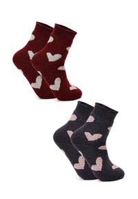 Zwei Paar kurze Socken: Ein Paar in burgunderrot mit weißen Herzmustern und ein anderes in Dunkelgrau mit hellrosa Herzen. Stricktextur.