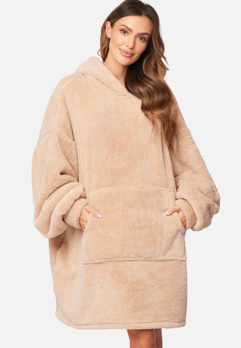 Felpa con cappuccio oversize beige, realizzata in un morbido e peloso tessuto, con grande tasca frontale e maniche ampie per il massimo comfort.