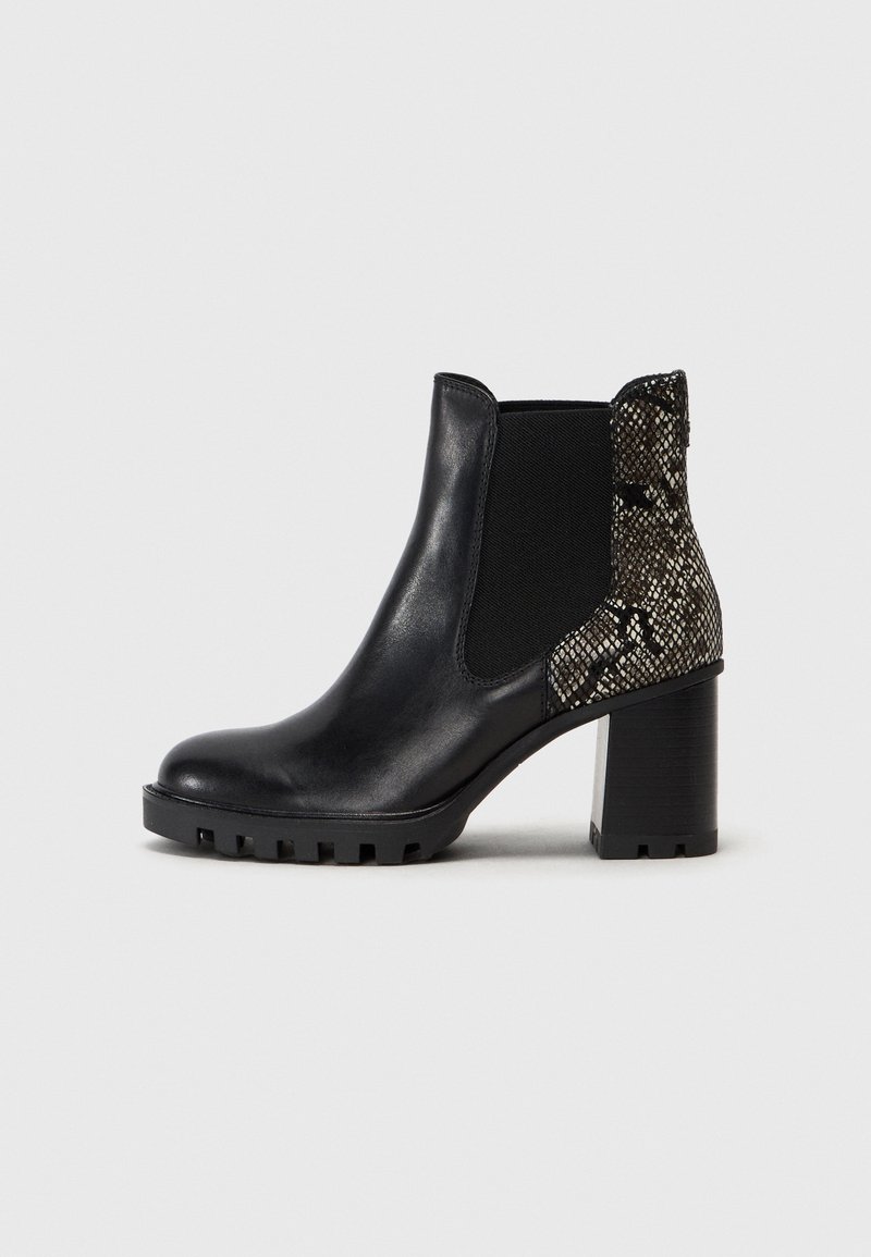 Bottine en cuir noir avec talon épais, panneau latéral en élasthanne et détail arrière texturé imprimé serpent.