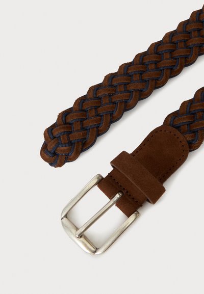 Ceinture en daim marron tressée avec une boucle rectangulaire argentée et une extrémité en cuir cousue sur fond clair.