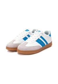 Sneaker bianche con strisce blu, dotate di una punta in suede grigia e una suola in gomma color sabbia. Tomaia testurizzata e colletto imbottito per il comfort.
