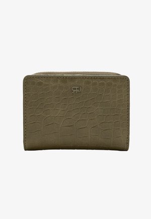 Mały oliwkowo-zielony portfel o fakturze skóry krokodyla z subtelnym, wytłoczonym logo z przodu, prostokątny z zaokrąglonymi, przeszywanymi krawędziami.