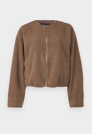 Brūns īss jaka, izgatavota no teksturētas vilnas, ar apaļu apkakli, ar rāvējslēdzēja priekšpusi un sānu kabatām.