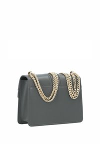 Borsa a mano in pelle grigia con design strutturato, dotata di tracolle in catena dorata e superficie liscia. Forma compatta con linee pulite.