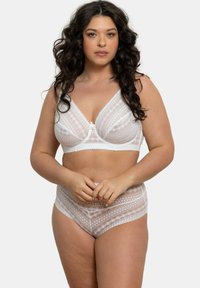 Ensemble de lingerie en dentelle blanche avec motifs en diamants et bords froncés. Texture douce, avec armatures pour le soutien, featuring un petit nœud à l'avant.