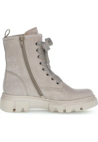 Botte de combat gris clair avec semelle en caoutchouc épaisse, fermeture éclair latérale, œillets métalliques et lacets gris assortis noués en nœud.