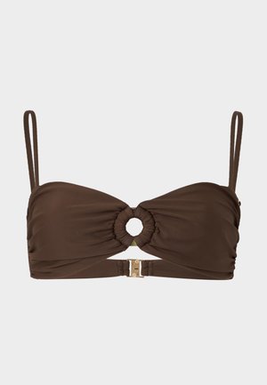 Brun bikinioverdel med tynde justerbare stropper, centralt cirkulært udskæring, rynket stof og guldfarvet metalklemme bagpå.