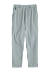 Pantalons gris clair en tissu doux, avec un design droit, des poches latérales et trois accents de boutons à la taille.