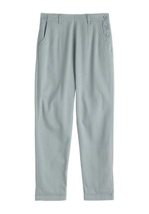 Pantalones de color gris claro, hechos de una tela suave, con un diseño recto, bolsillos laterales y tres botones decorativos en la cintura.