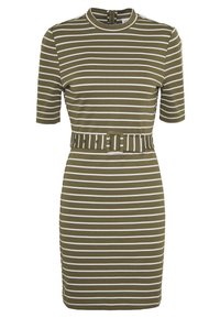 Zielono-biała, dopasowana sukienka w paski z krótkimi rękawami, okrągłym dekoltem i paskiem z prostokątną klamrą w talii.