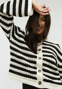 mbyM LARYANNA-M - Kardigán - black sugar stripe
