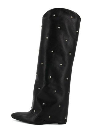Stivale in pelle nera al ginocchio con punta affilata, con borchie metalliche argento distribuite uniformemente lungo il fusto superiore. Texture liscia.