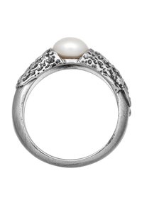 Silverring med texturerade accenter, med en central oval pärla. Ringen har en matt yta med en något polerad yta.