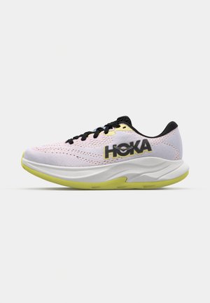 Adidași de alergare Hoka cu un superior din plasă roz pastel și alb, șireturi negre, talpă vibrantă galbenă și logo-ul Hoka notabil pe lateral.