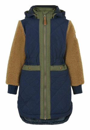 Veste matelassée bleu marine avec des accents verts et des manches en fausse fourrure beige. Elle dispose d'une capuche, d'un zip central et d'une taille élastique avec des boutons-pression.